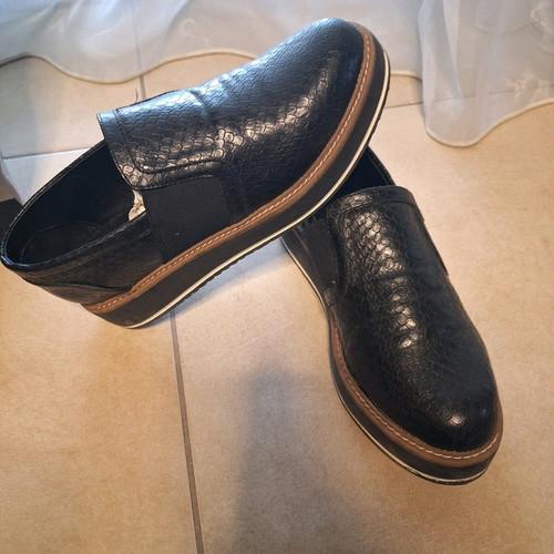 Women's black leather moccasin loafer like new