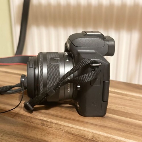 Canon EOS M50 mirrorless like new with EF-M 15-45mm IS STM lens