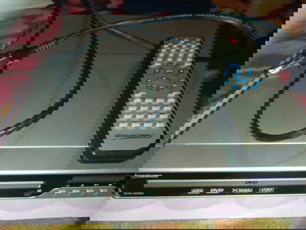 DVD player. με τηλεκοντρόλ. 4 ευρώ