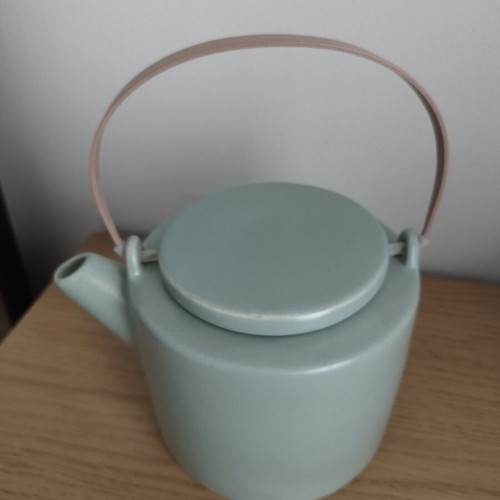 Ceramic teapot new in excellent condition