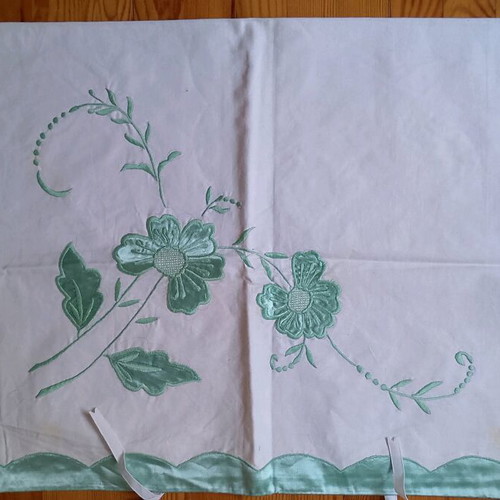 Bed sheet with green satin appliqué like new, 4 pillowcases