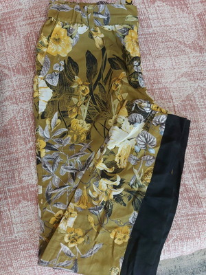 Sisley Cigarette Pants like new, floral pattern, size 38