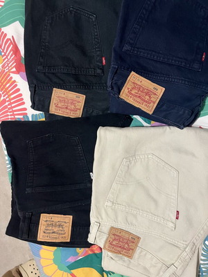 Levi’s trousers σαν καινούργια σε μπεζ, μπλε σκούρο, μαύρο και βελουτέ μαύρο