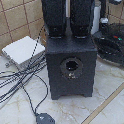 Logitech Z313 2.1 Speaker System like new, 50W, subwoofer and satellites