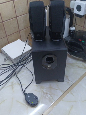 Logitech Z313 2.1 Speaker System like new, 50W, subwoofer and satellites