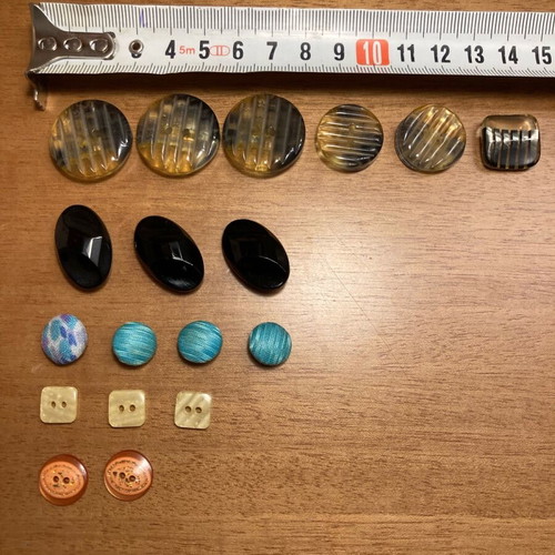 18 vintage buttons from 80s and 90s
