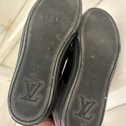 Louis Vuitton men's authentic sneakers used, size 40, black