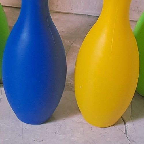 Children's bowling set with 6 pins and 1 ball