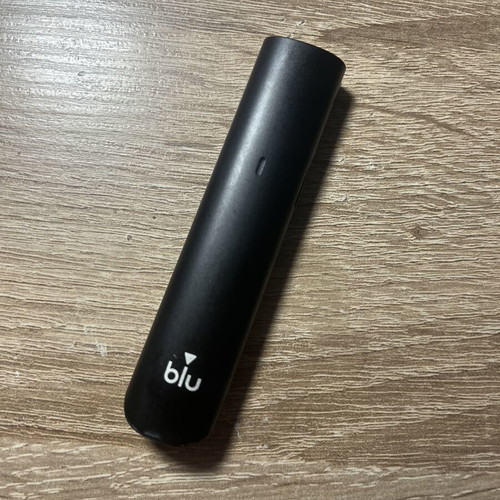 Blue 2.0 e-cigarette like new, black with type C cable