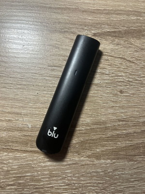 Blue 2.0 e-cigarette like new, black with type C cable