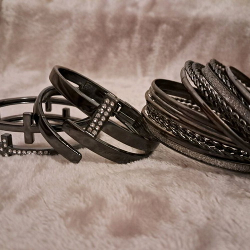 Bracelet cuffs like new, black and silver
