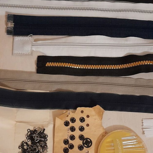 Sewing accessories and zipper set like new