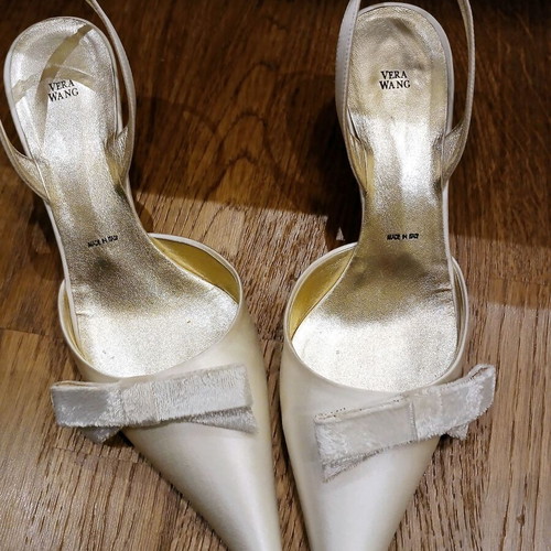 Vera Wang pumps used, size 38, beige satin with velvet bows