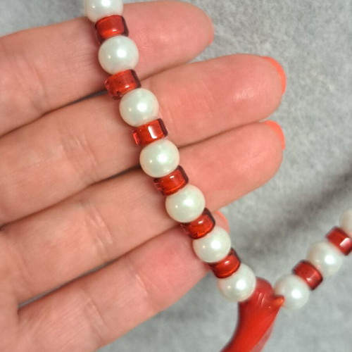 Short necklace with coral and white pearls