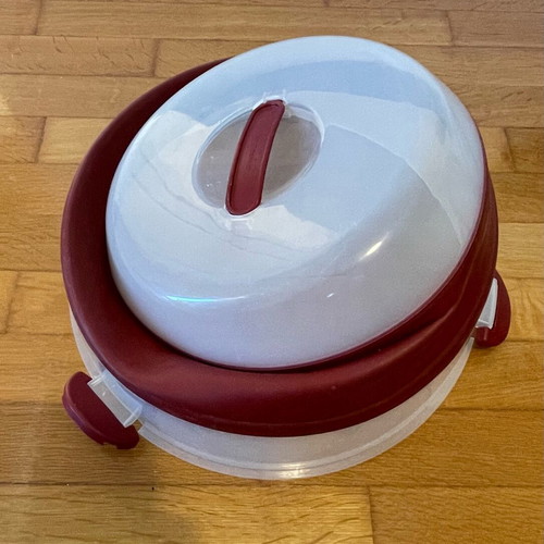 Collapsible cake or cupcake carrier like new