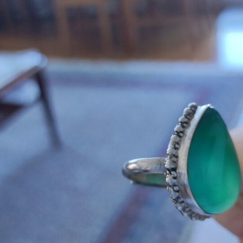 Silver 925 ring with green onyx teardrop cabochon like new