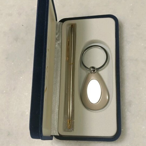 Men's gift set like new with pen and keychain