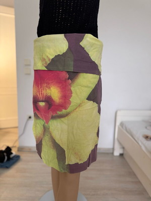 Dkny floral skirt with poppy print medium size No 2 green used with tears