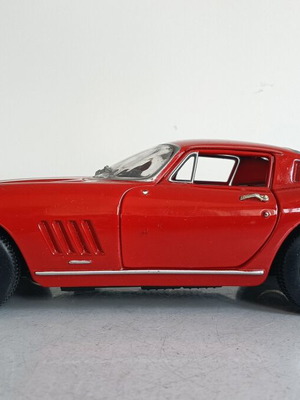 Ferrari 275 GTB 4 1966 model car 1:18 scale like new