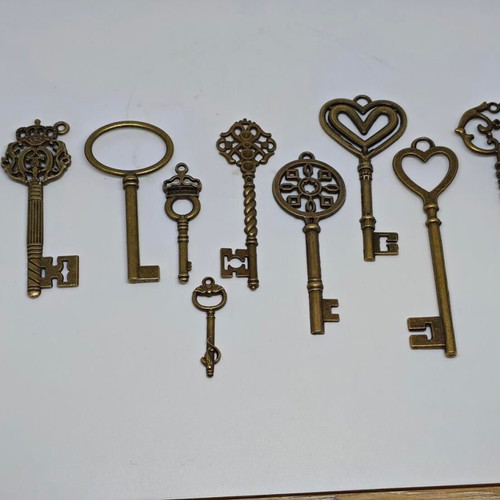 Vintage decorative keys set like new, copper