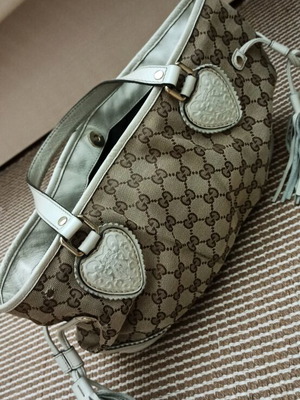 Τσάντα χειρός Gucci μεταχειρισμένη, μπεζ και καφέ με δερμάτινο σχέδιο