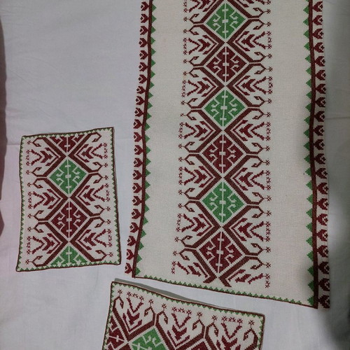 Table runner 70x37cm with 2 napkins 28.5x20.5cm new, burgundy-green on white etamine