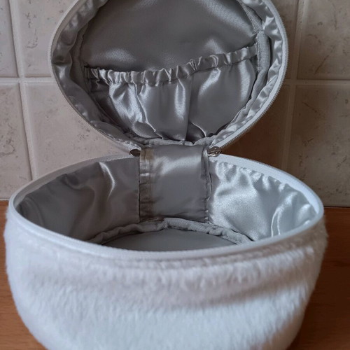 Sensai toiletry bag white fleece, small and convenient, new