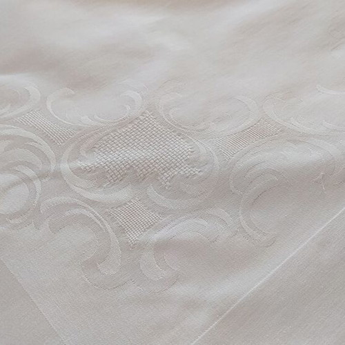 Damask tablecloth new with 6 gift napkins