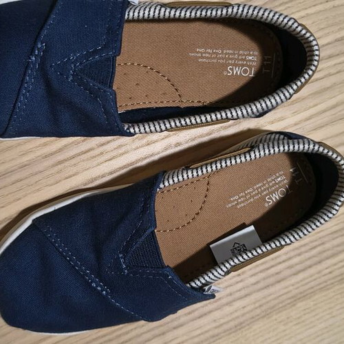 Toms navy casual shoes for boys like new, size 28.5