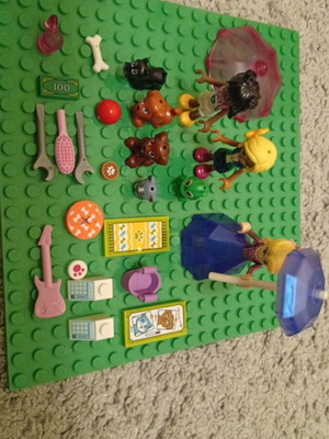 Lego figures and accessories pack