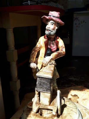 Italiana vintage porcelain peddler used decorative figurine