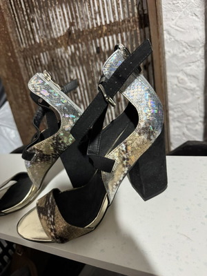 Women's platform shoes size 38 new with zipper stain