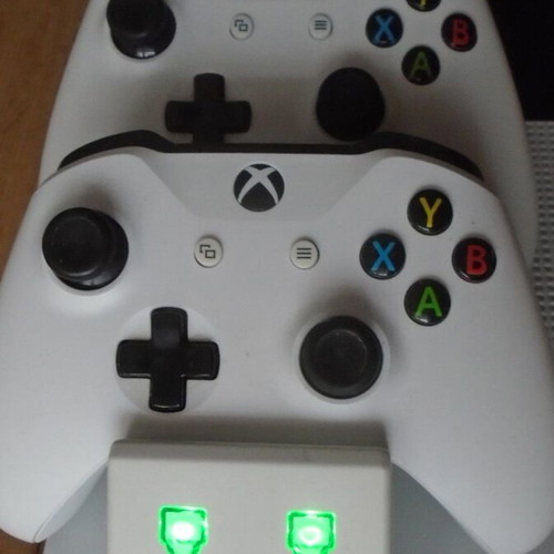 Xbox One S console like new, 500GB, 2 wireless controllers, FIFA20