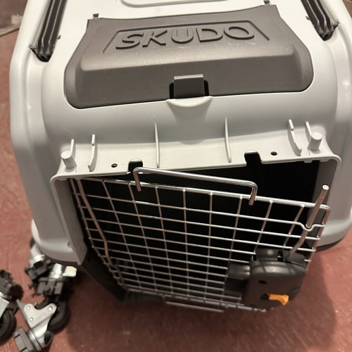 Carrier for medium-sized dogs with wheels like new