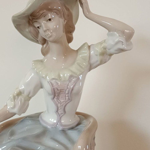 Porcelain figurine used with finesse and detailed design