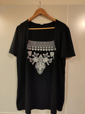 Blouse used, black and white, fits L-XL
