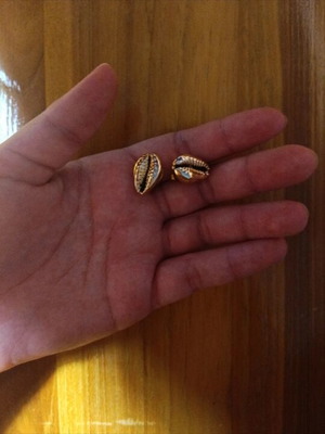 Handmade earrings with gold shells new