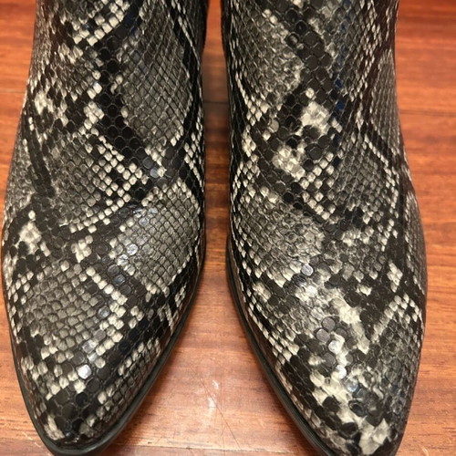 Snail print ankle boots like new, in grey and black