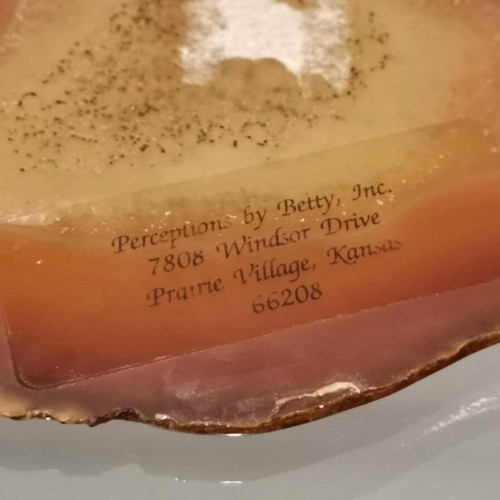 Decorative plaque in natural agate stone used with wooden base