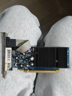 NVIDIA GeForce 7300 LE graphics card used, 64MB DDR, PCI‑Express