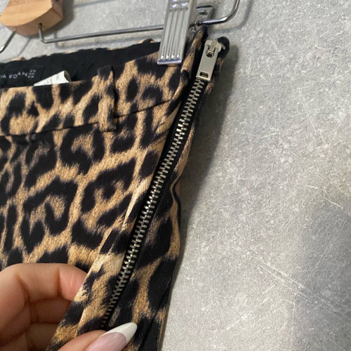Zara women's leopard pants XS like new, fitted with zipper