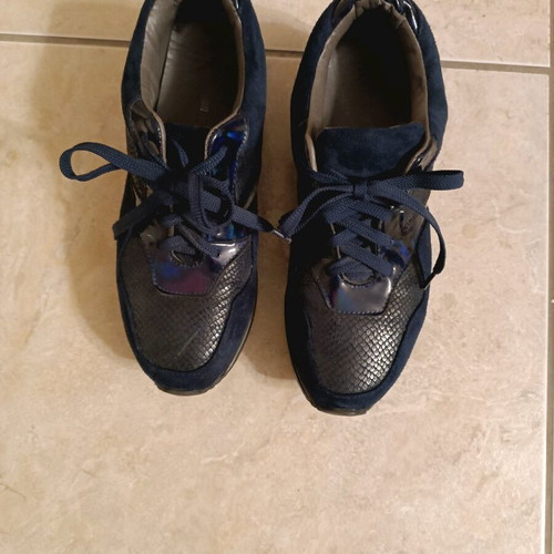 Blue athletic shoes like new with vinyl details size 39