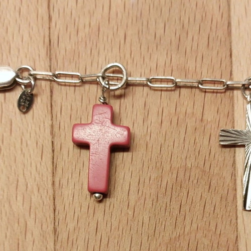 925 Silver bracelet like new with 5 dangling crosses