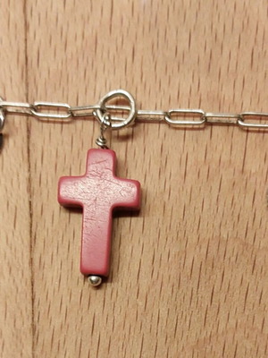 925 Silver bracelet like new with 5 dangling crosses