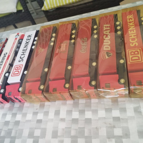 HO Scale Trucks like new, single piece