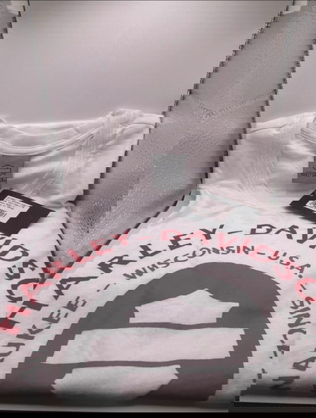 Επώνυμη αφόρετη μπλούζα με το καρτελάκι του