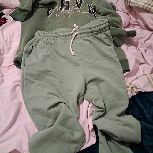 Set of sweatshirt and pants mint color like new, size medium