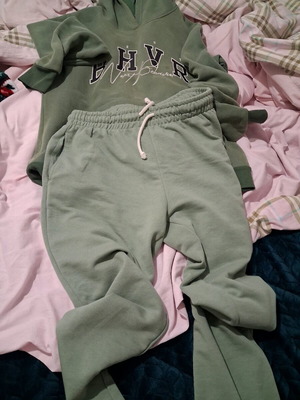 Set of sweatshirt and pants mint color like new, size medium