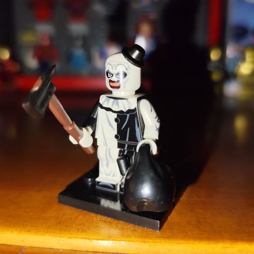 Art the Clown minifigure like new with accessories