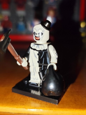 Art the Clown minifigure like new with accessories